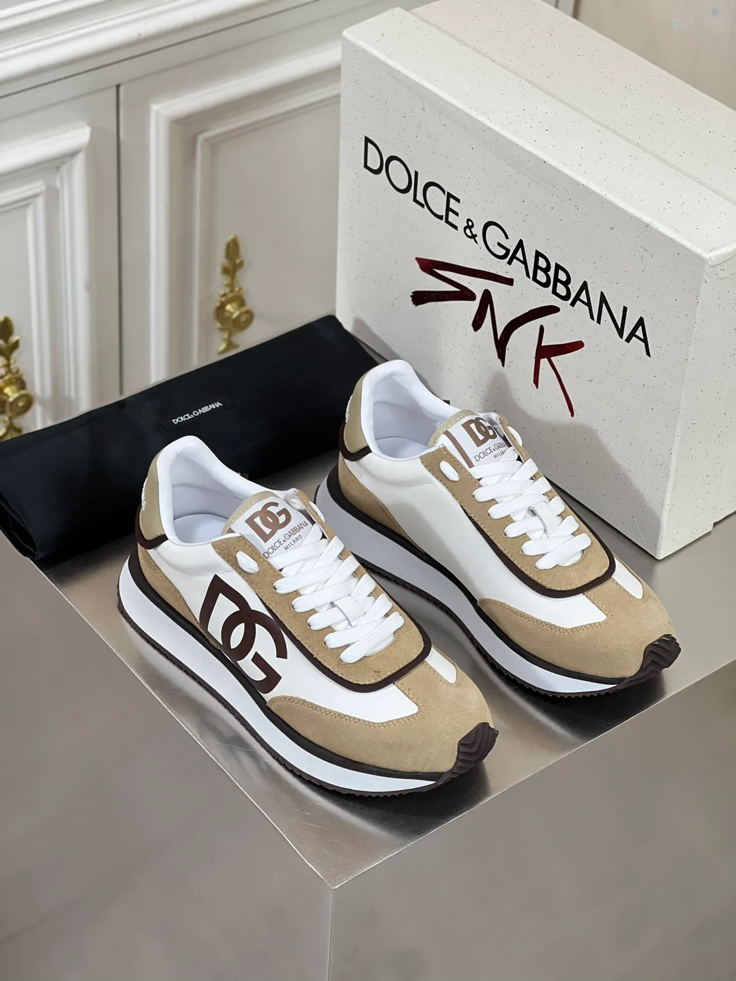 Men's Men's Shoes💰440【New Style】🐝🐝DG••New••Dolce&G*_dgDolce&G*_dgDolce & G*_dg 2024 Early Spring New Men's Lace-up Leather Casual Sports Shoes Made of imported suede cowhide spliced ​​with waterproof fabric, mixed and matched color design, a fashionable and energetic sports shoe that easily meets the needs of modern dressing and highlights the contemporary lifestyle style. The foot is fully lined with cowhide for greater comfort. The tongue and heel are decorated with logos. It is equipped with a rubber outsole. The heel and toe are wrapped to further protect our feet. It is a model worth buying! Size: 39-44 (customized at 38.45)